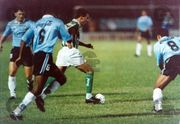 Edmundo, do Palmeiras, em jogada contra o trio do Grêmio, Carlos Miguel, Roger e Goiano. Em jogo pela Libertadores de 1995 no Palestra Itália Foto: Gazeta Press