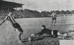 1958.01.26 - Campeonato Gaúcho - Bagé 3 x 1 - Goleiro do Bagé salta nos pés de Ercílio.PNG