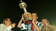 Adilson, o Capitão da conquista da Libertadores de 1995, com a taça da competição