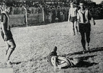 1958.01.26 - Campeonato Gaúcho - Bagé 3 x 1 - Ercílio no chão.PNG