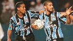 Ronaldinho e Loco Abreu.jpg